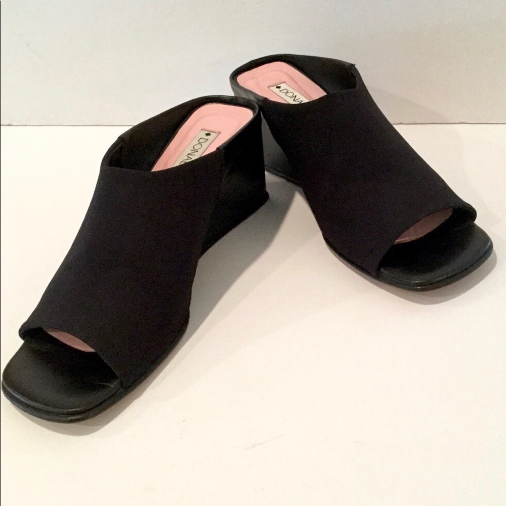DONALD J PLINER BLACK WEDGE SANDALS